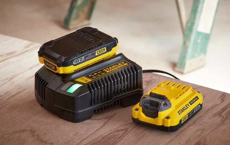 Stanley Lot De Batterie SFMCB12D2 Fatmax V20 Starter Kit 2x Batterie 18V 2.0 Ah + Chargeur De Batterie 2 Stanley Lot De Batterie SFMCB12D2 Fatmax V20 Starter Kit 2x Batterie 18V 2.0 Ah + Chargeur De Batterie – Image 2